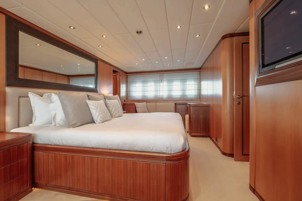 Mangusta 105, master cabin — Yacht Charter Saint-Tropez, Saint-Tropez. Mangusta 105 — 31m