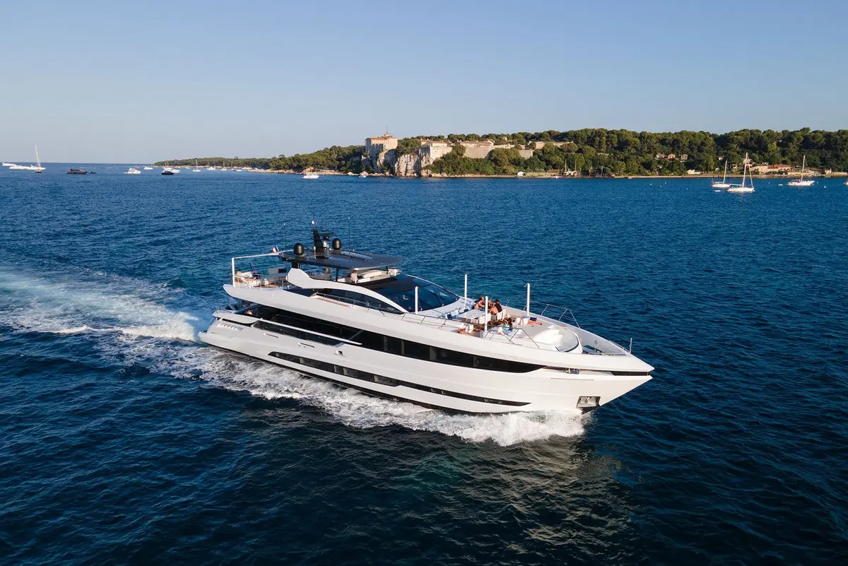 Mangusta 33, exterior — Yacht Charter Saint-Tropez, Saint-Tropez. Mangusta 33 — 33m