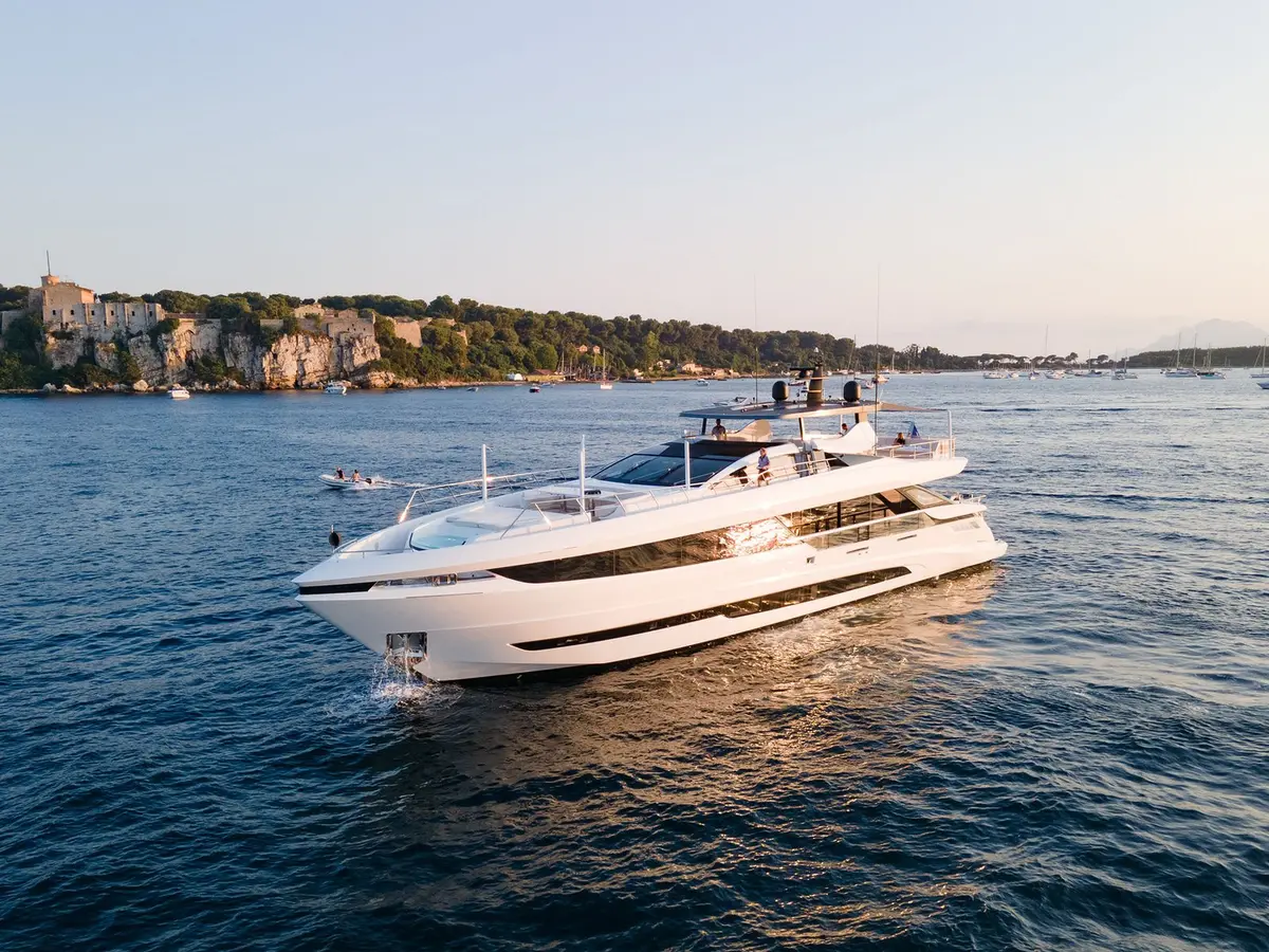 Mangusta 33, main deck — Yacht Charter Saint-Tropez, Saint-Tropez. Mangusta 33 — 33m