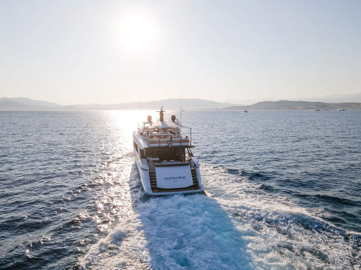Mangusta 33, salon — Yacht Charter Saint-Tropez, Saint-Tropez. Mangusta 33 — 33m