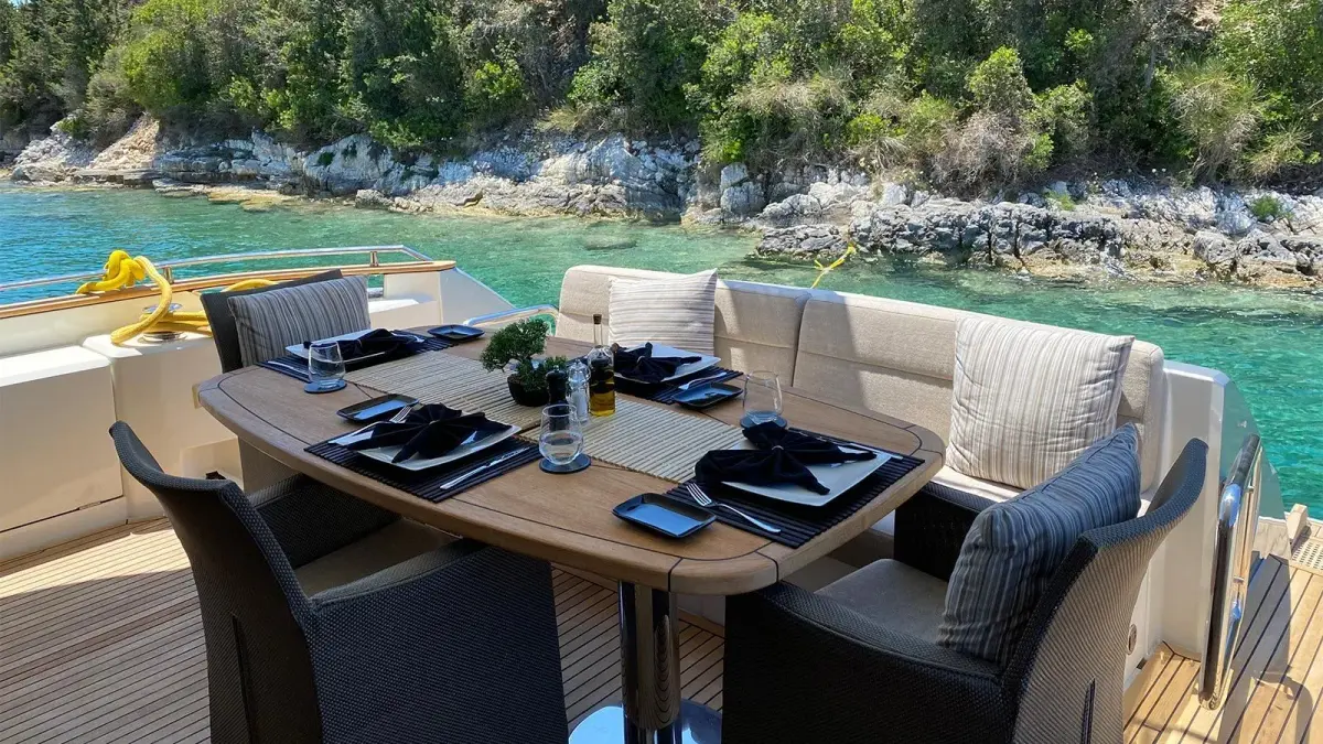 MCY66, flybridge — Yacht Charter Saint-Tropez, Saint-Tropez. MCY66 — 20m
