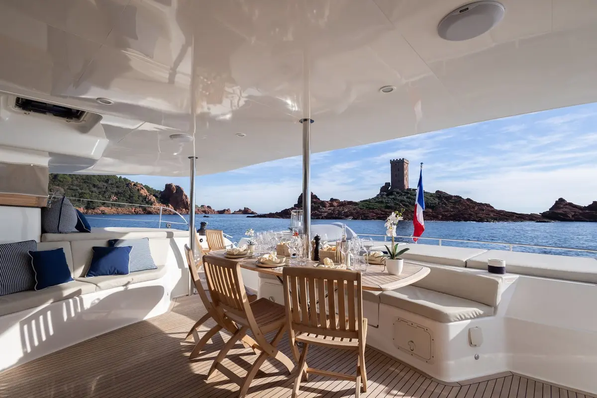 Moby-Dick, кормовая палуба — Yacht Charter Saint-Tropez, Сен-Тропе. Moby-Dick — 20m