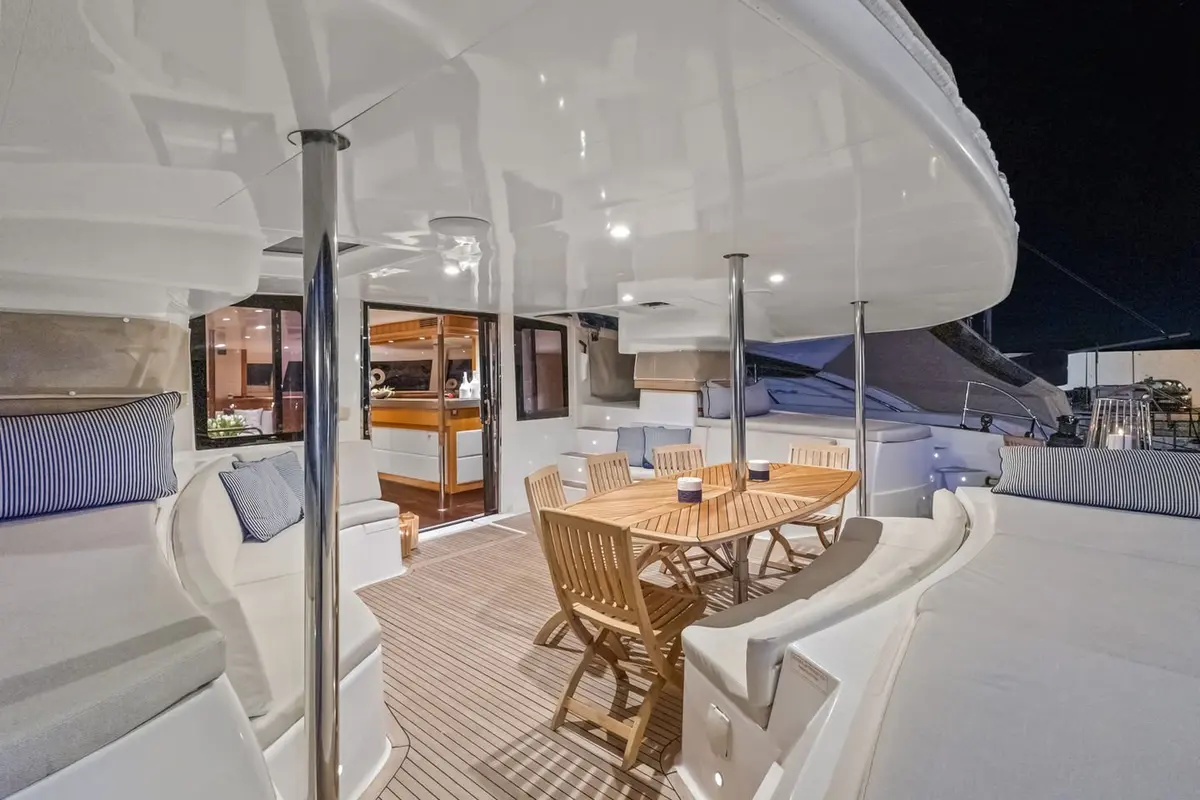 Moby-Dick, флайбридж — Yacht Charter Saint-Tropez, Сен-Тропе. Moby-Dick — 20m