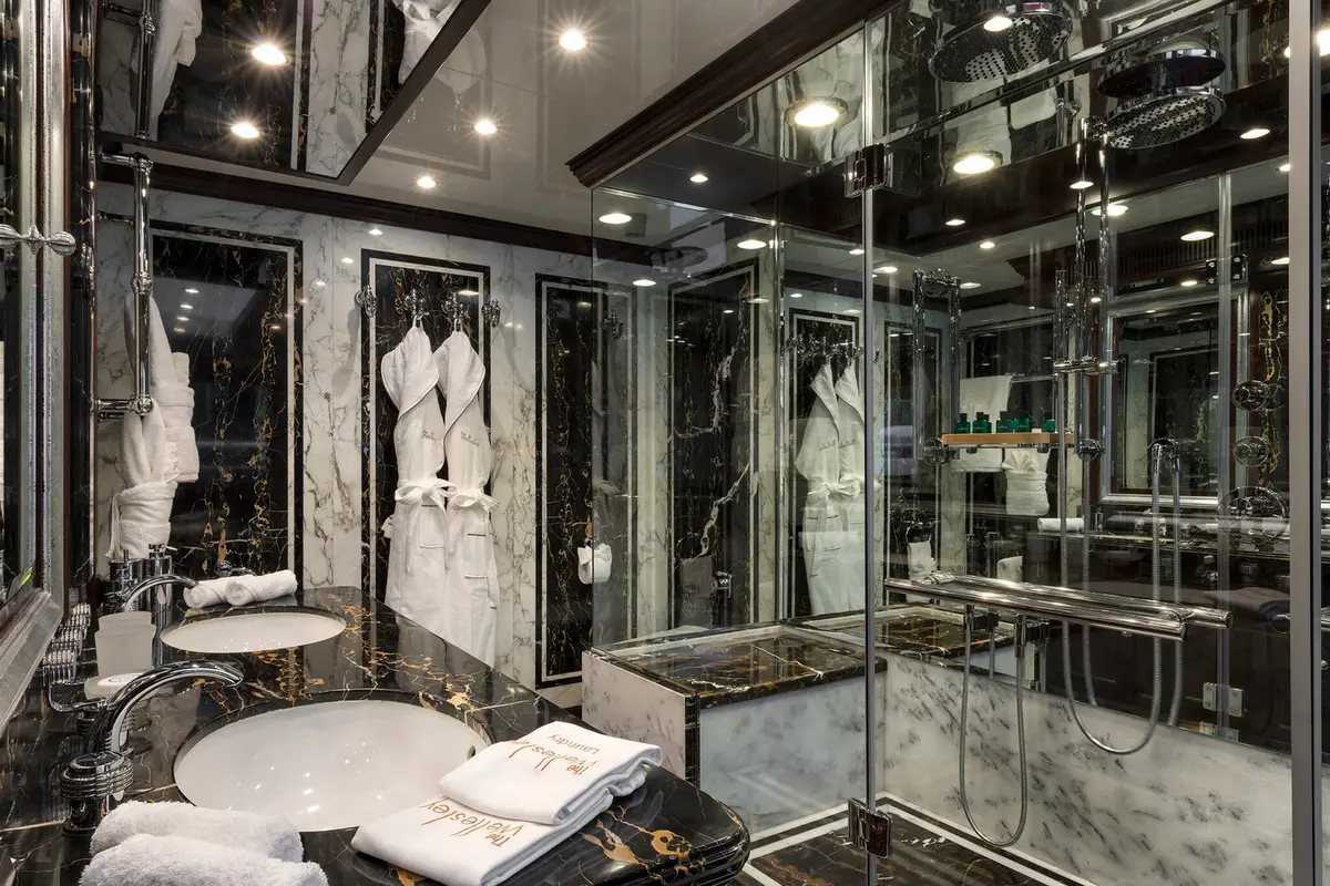 The Wellesley, master cabin — Yacht Charter Saint-Tropez, Saint-Tropez. The Wellesley — 56m