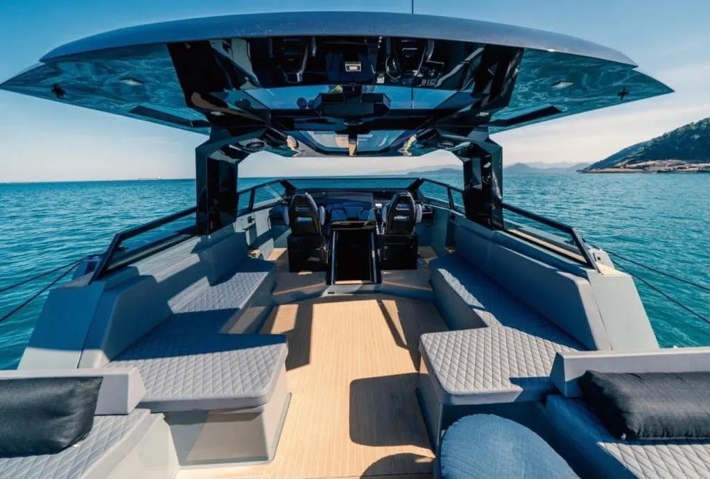 Okean 55, salon — Yacht Charter Saint-Tropez, Saint-Tropez. Okean 55 — 16m