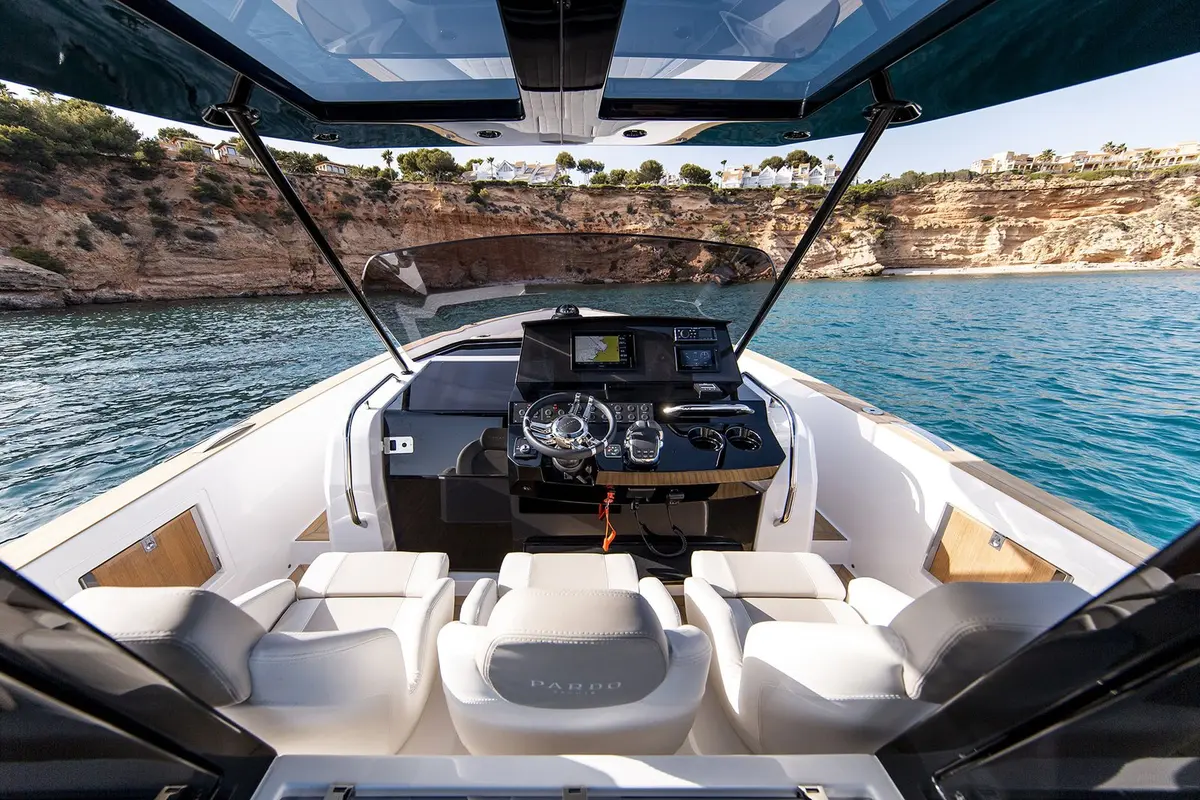 Pardo 38, cubierta principal — Yacht Charter Saint-Tropez, Saint-Tropez. Pardo 38 — 11.56m