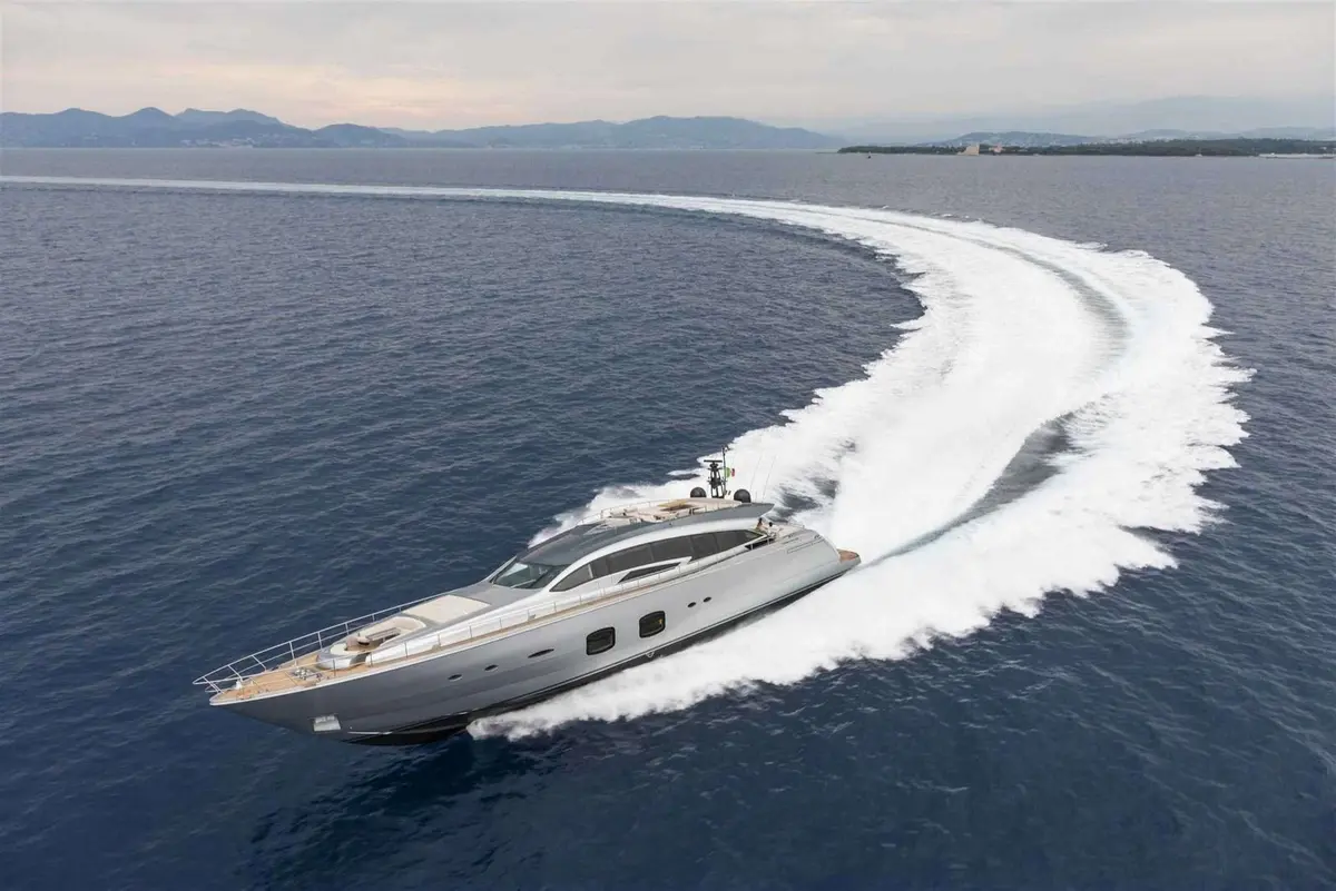Pershing 108, cubierta principal — Yacht Charter Saint-Tropez, Saint-Tropez. Pershing 108 — 33m