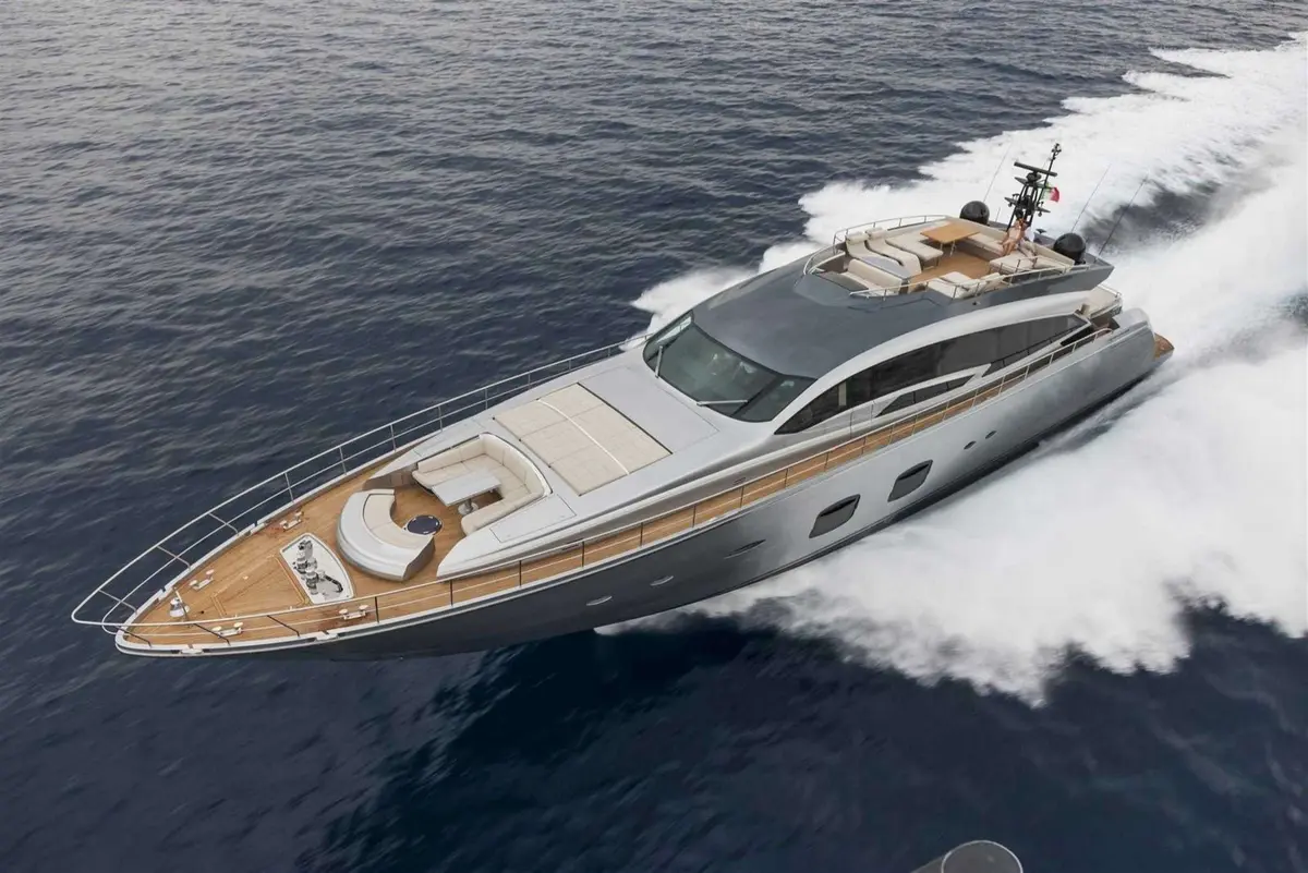 Pershing 108, cubierta de popa — Yacht Charter Saint-Tropez, Saint-Tropez. Pershing 108 — 33m