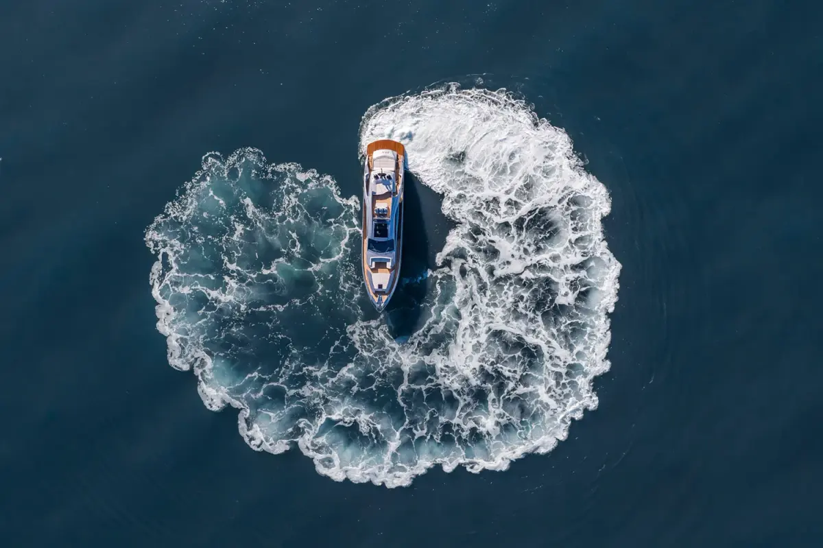 Pershing 8X, pont arrière — Yacht Charter Saint-Tropez, Saint-Tropez. Pershing 8X — 25m