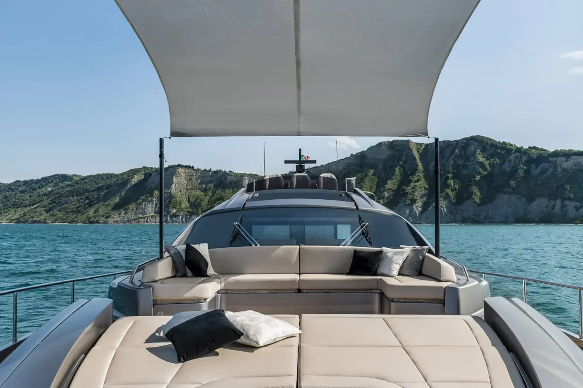 Pershing 8X, salon — Yacht Charter Saint-Tropez, Saint-Tropez. Pershing 8X — 25m