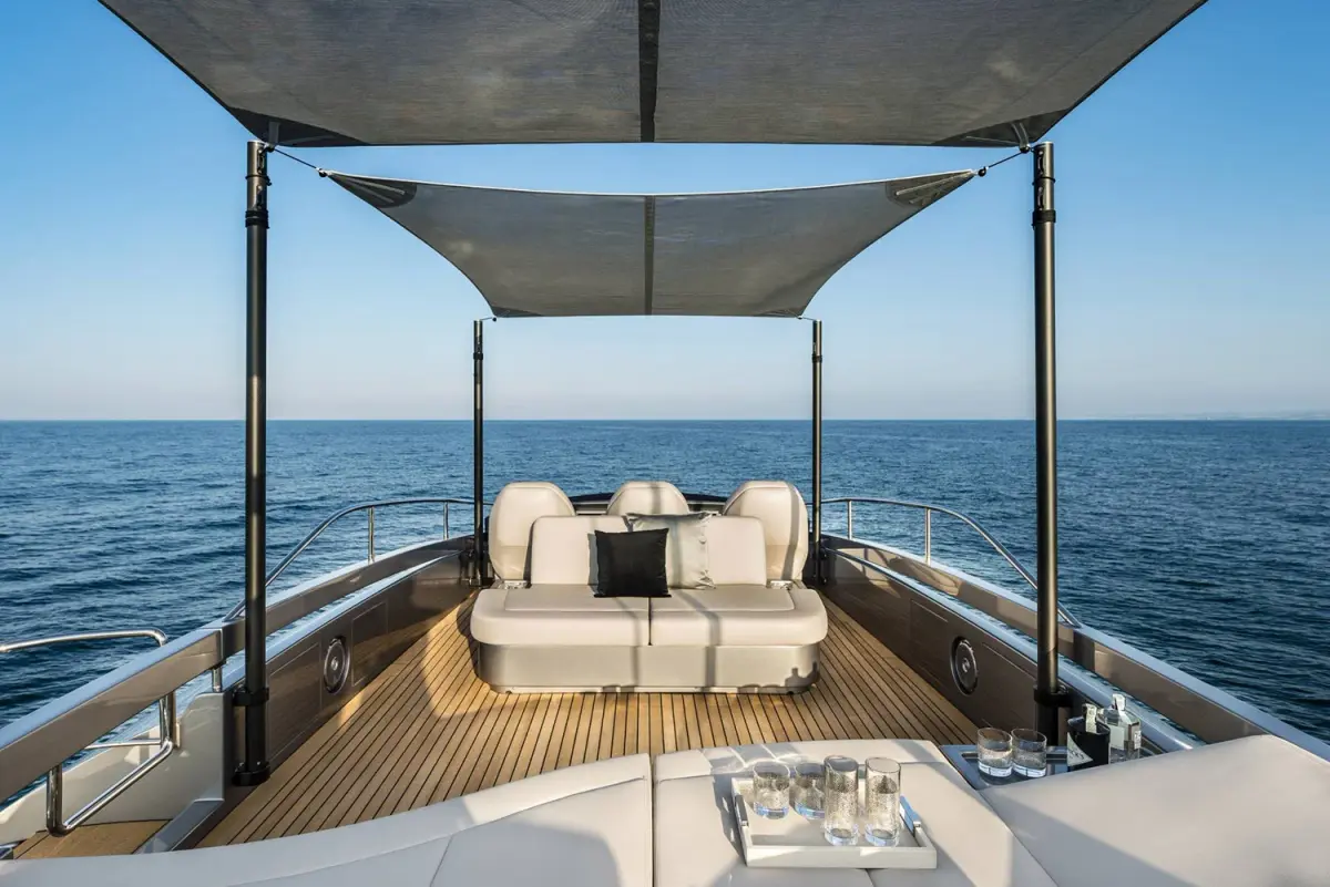 Pershing 8X, cabine principale — Yacht Charter Saint-Tropez, Saint-Tropez. Pershing 8X — 25m