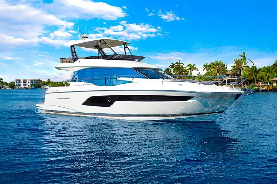 Prestige 520 Fly, внешний вид — Yacht Charter Saint-Tropez, Сен-Тропе. Prestige 520 Fly — 15m