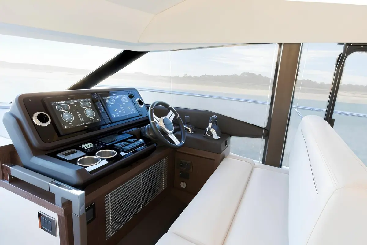 Prestige 520 Fly, главная палуба — Yacht Charter Saint-Tropez, Сен-Тропе. Prestige 520 Fly — 15m