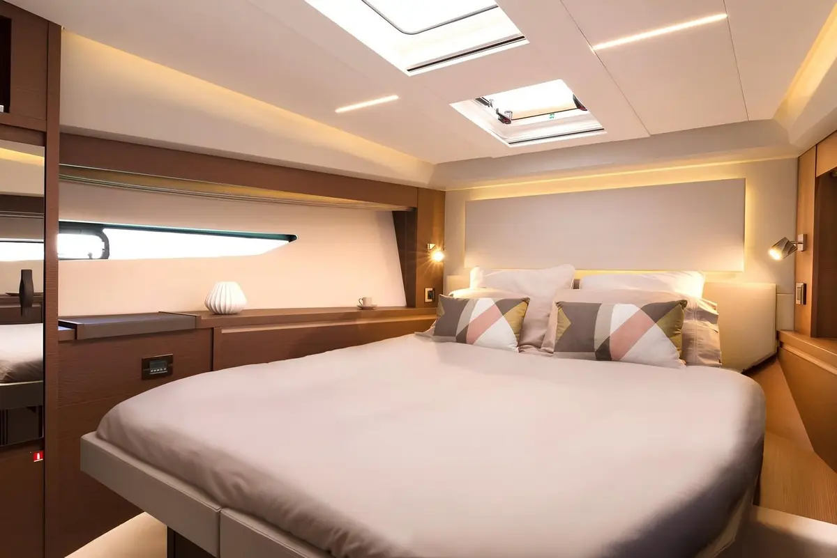 Prestige 520 Fly, кормовая палуба — Yacht Charter Saint-Tropez, Сен-Тропе. Prestige 520 Fly — 15m