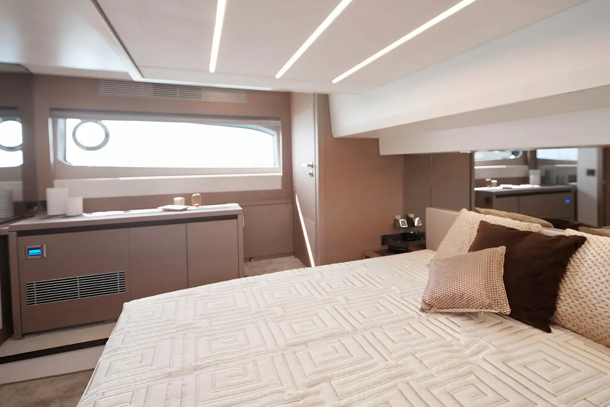 Prestige 520 Fly, салон — Yacht Charter Saint-Tropez, Сен-Тропе. Prestige 520 Fly — 15m