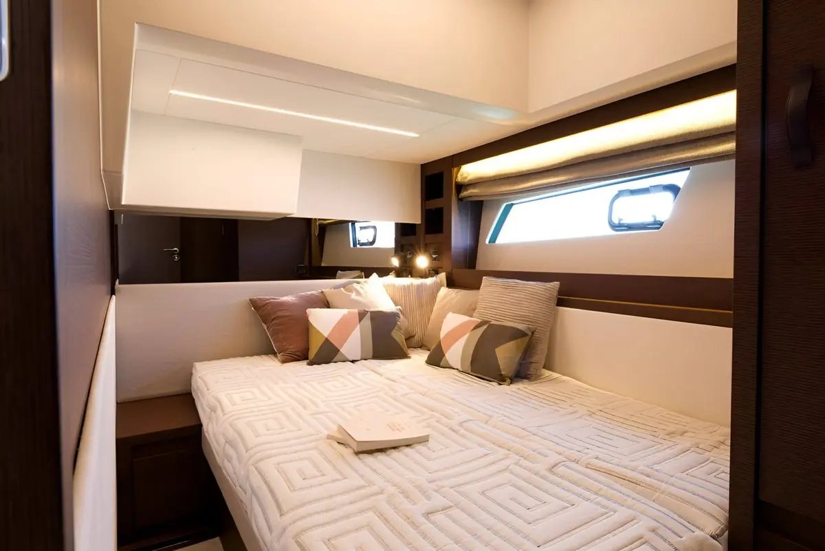 Prestige 520 Fly, главная каюта — Yacht Charter Saint-Tropez, Сен-Тропе. Prestige 520 Fly — 15m