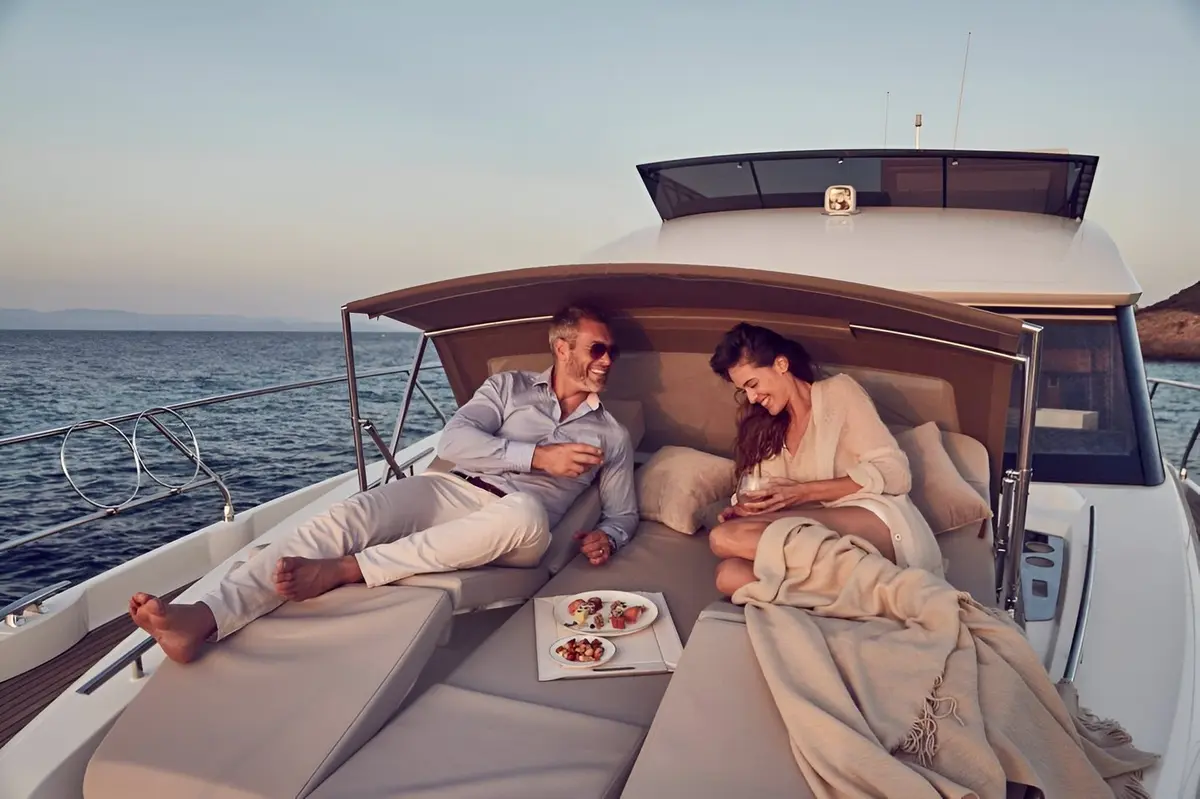Prestige 520 Fly, флайбридж — Yacht Charter Saint-Tropez, Сен-Тропе. Prestige 520 Fly — 15m