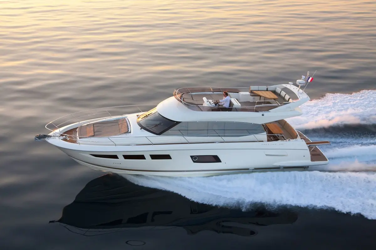 Prestige 550 FLY, extérieur — Yacht Charter Saint-Tropez, Saint-Tropez. Prestige 550 FLY — 18m