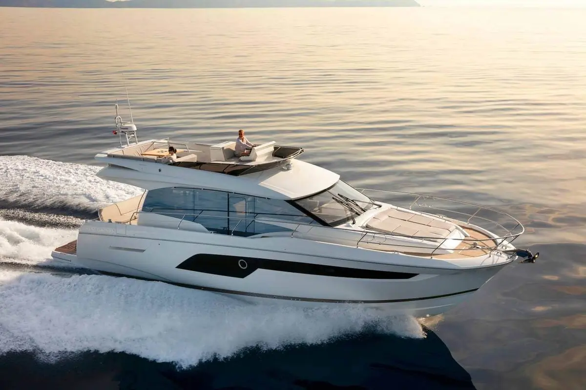 Prestige 550 FLY, pont principal — Yacht Charter Saint-Tropez, Saint-Tropez. Prestige 550 FLY — 18m