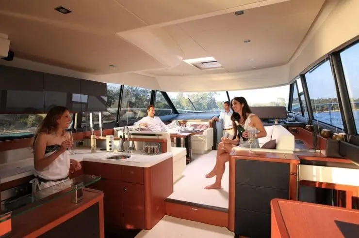 Prestige 550 FLY, cabine principale — Yacht Charter Saint-Tropez, Saint-Tropez. Prestige 550 FLY — 18m