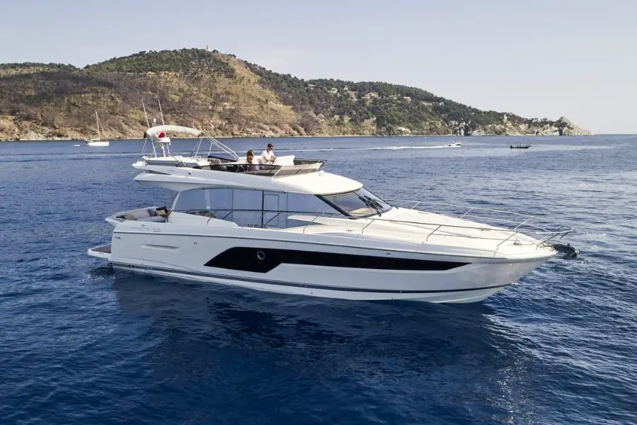Prestige 590 Fly, exterior — Yacht Charter Saint-Tropez, Saint-Tropez. Diez amigos, un fondeo tranquilo frente al pueblo