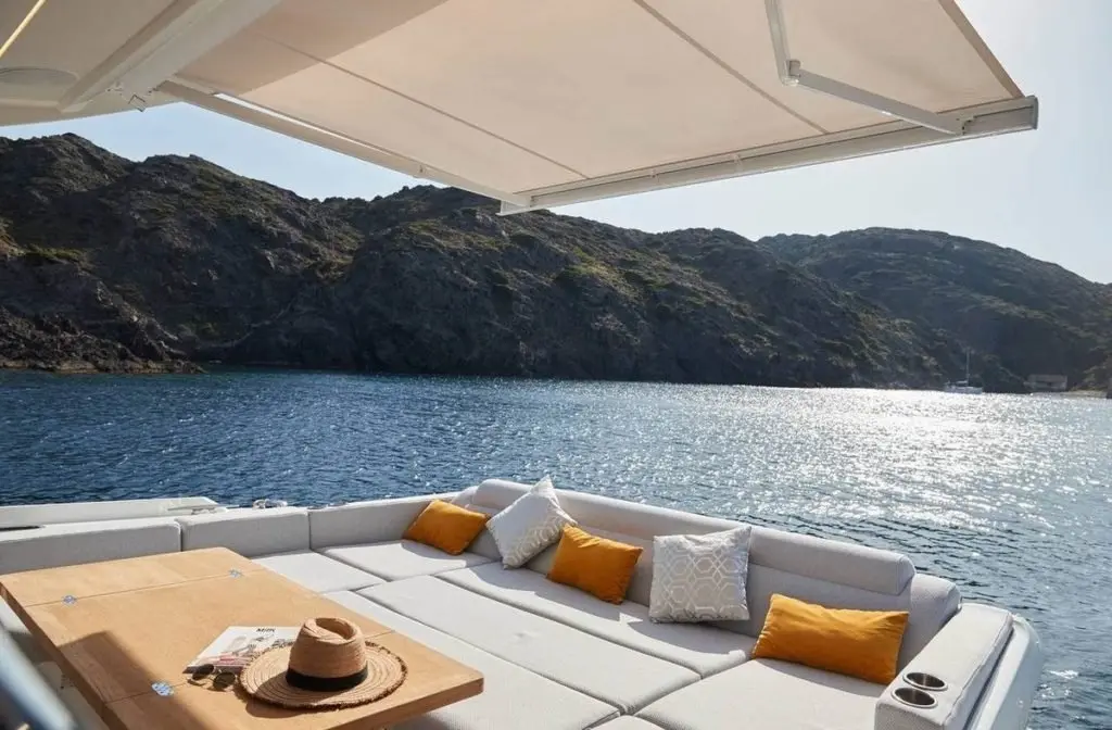 Prestige 590 Fly, cubierta principal — Yacht Charter Saint-Tropez, Saint-Tropez. Diez amigos, un fondeo tranquilo frente al pueblo