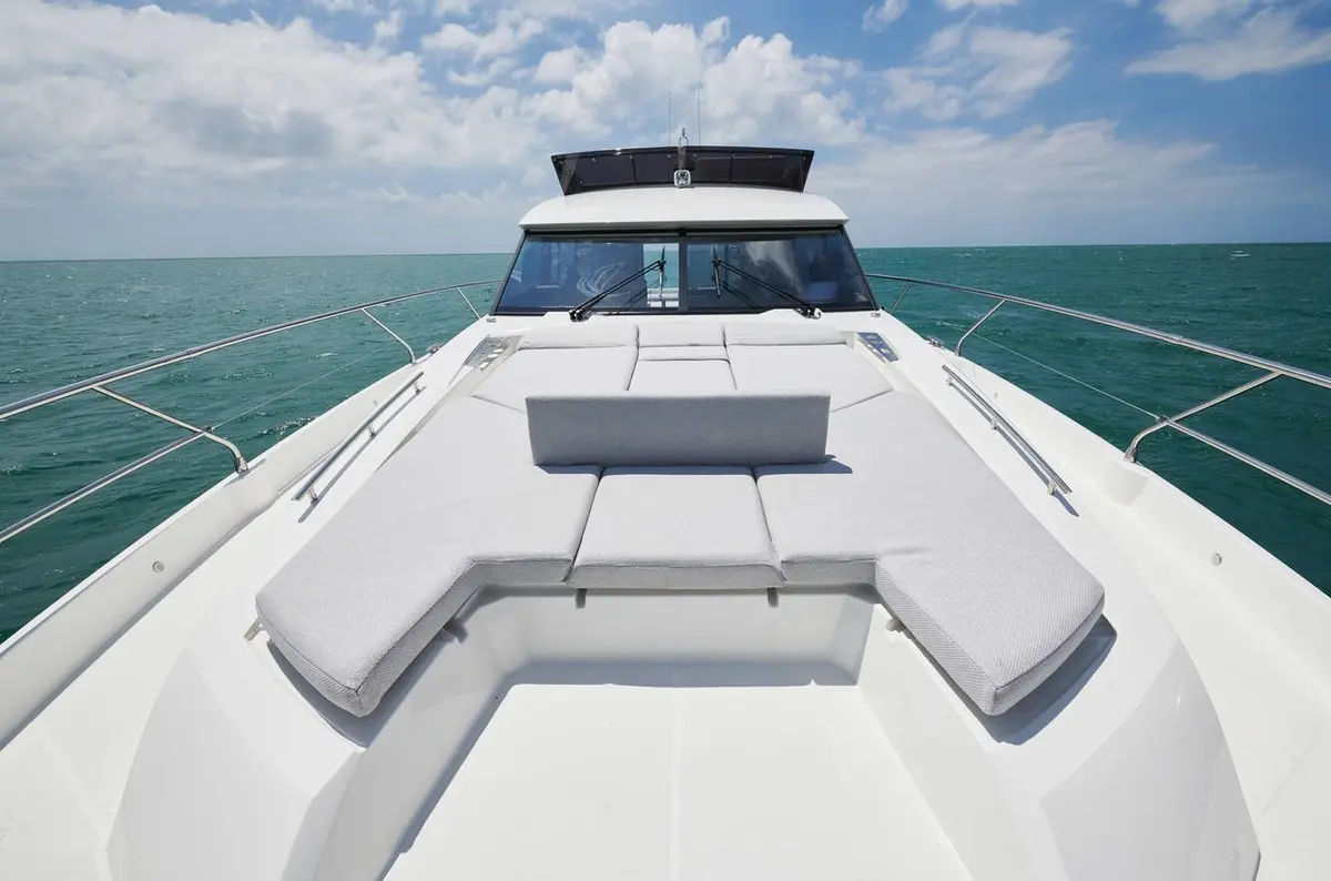 Prestige 590 Fly, cubierta de popa — Yacht Charter Saint-Tropez, Saint-Tropez. Diez amigos, un fondeo tranquilo frente al pueblo