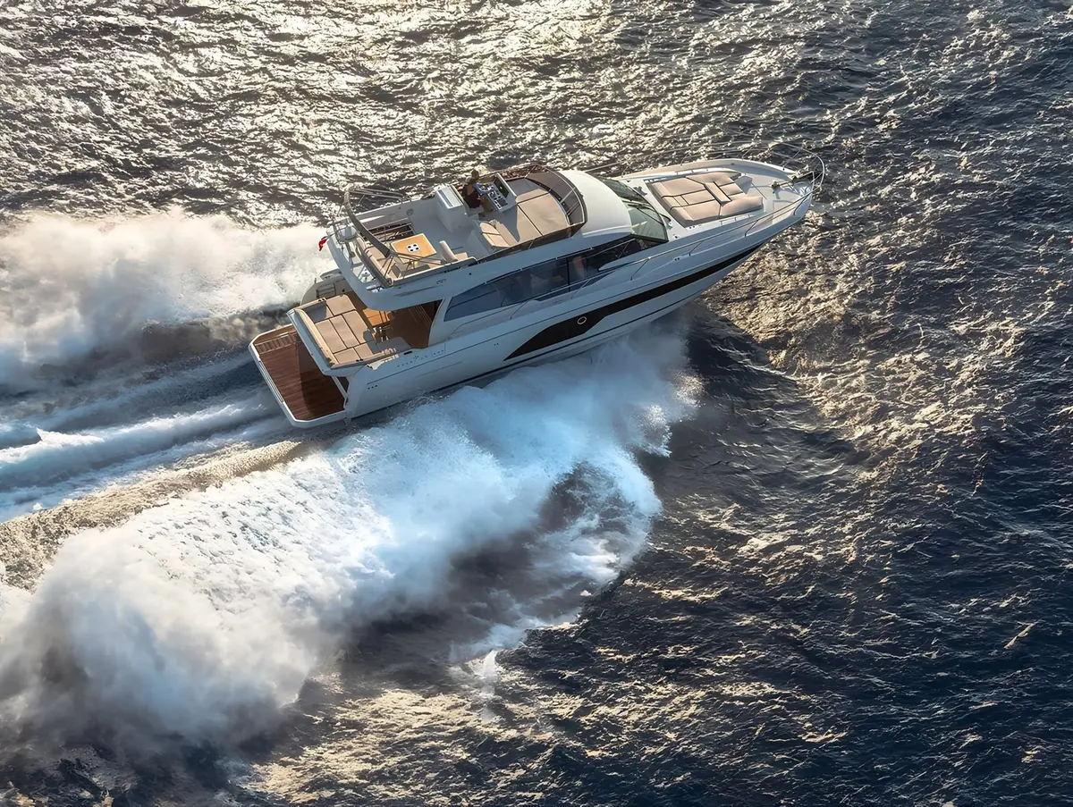 Prestige 590 Fly, salón — Yacht Charter Saint-Tropez, Saint-Tropez. Diez amigos, un fondeo tranquilo frente al pueblo