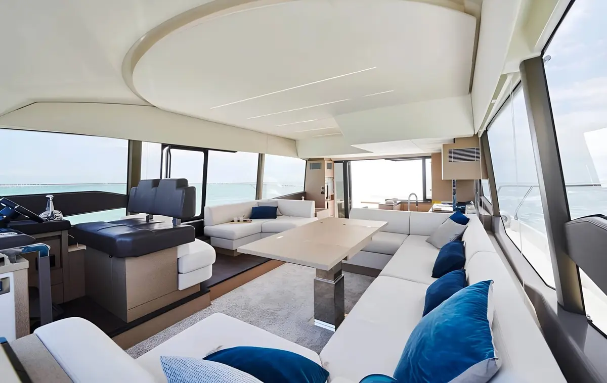 Prestige 590 Fly, camarote principal — Yacht Charter Saint-Tropez, Saint-Tropez. Diez amigos, un fondeo tranquilo frente al pueblo