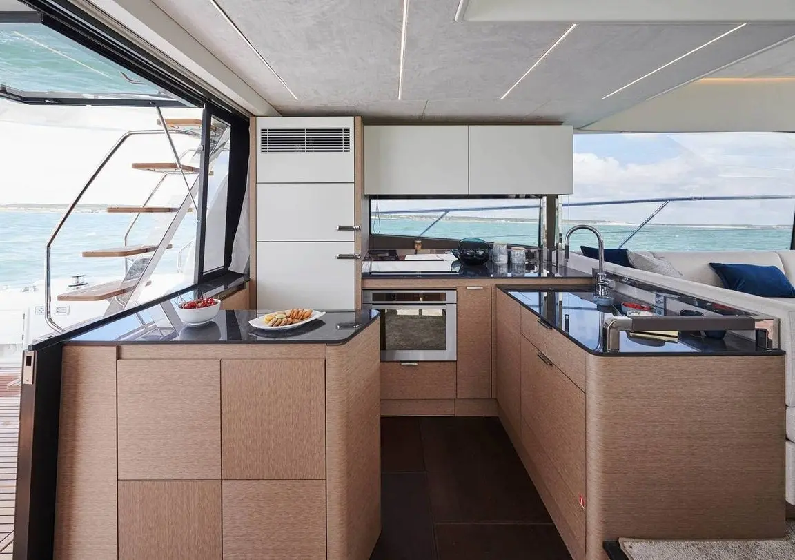 Prestige 590 Fly, flybridge — Yacht Charter Saint-Tropez, Saint-Tropez. Diez amigos, un fondeo tranquilo frente al pueblo