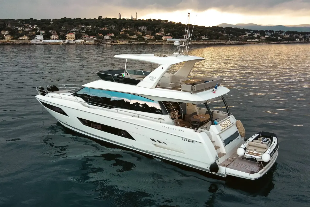 Prestige 680, exterior — Yacht Charter Saint-Tropez, Saint-Tropez. Prestige 680 — 22m