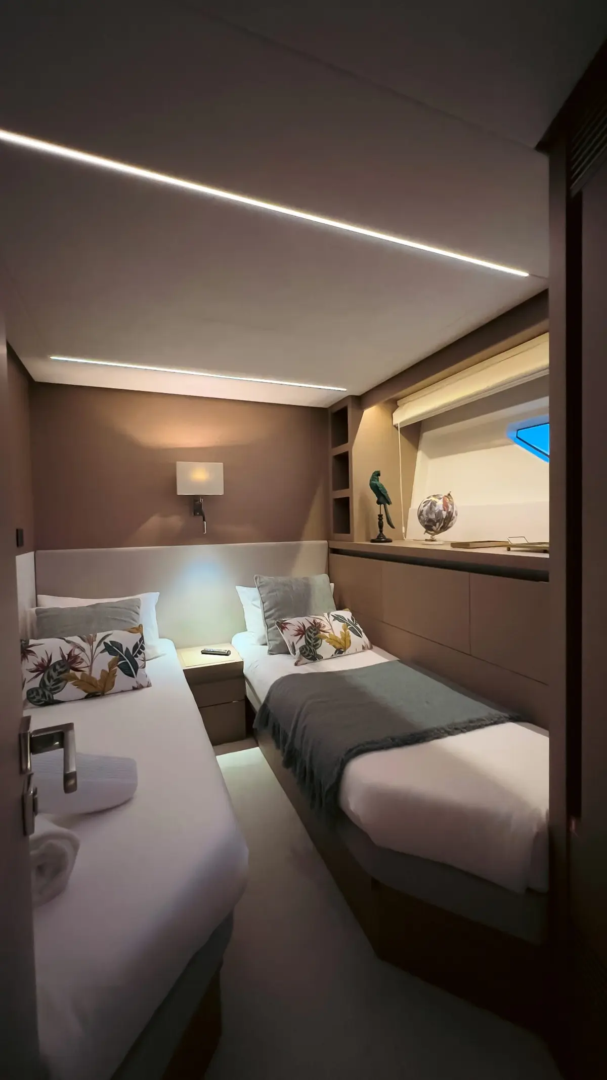 Prestige 680, cubierta principal — Yacht Charter Saint-Tropez, Saint-Tropez. Prestige 680 — 22m
