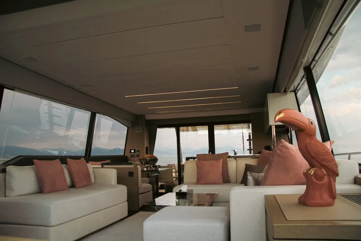 Prestige 680, salón — Yacht Charter Saint-Tropez, Saint-Tropez. Prestige 680 — 22m