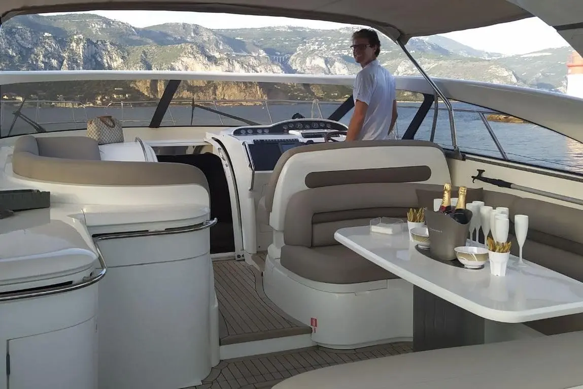 Princess 50, cubierta principal — Yacht Charter Saint-Tropez, Saint-Tropez. Princess 50 — 15.5m