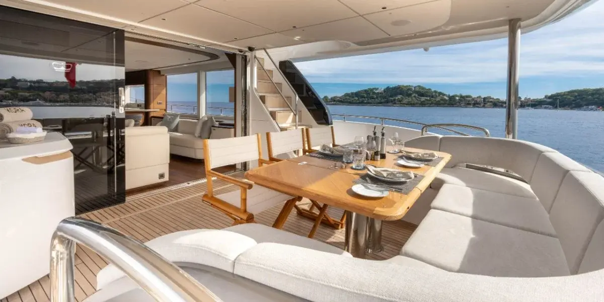 Princess Y80, salón — Yacht Charter Saint-Tropez, Saint-Tropez. Princess Y80 — 25m
