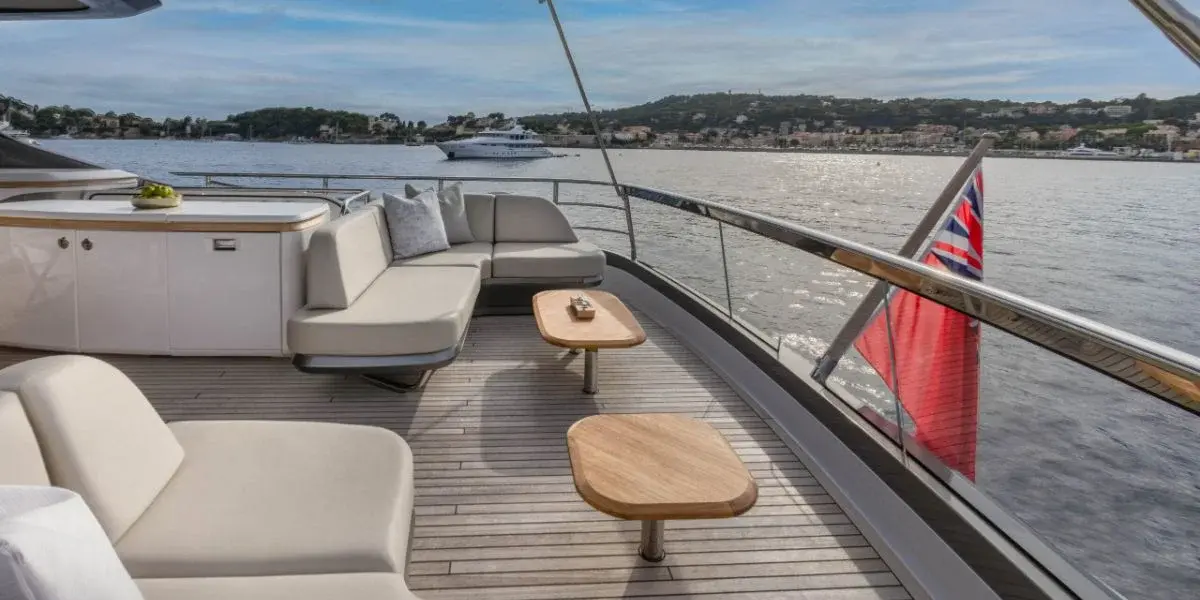 Princess Y80, camarote principal — Yacht Charter Saint-Tropez, Saint-Tropez. Princess Y80 — 25m