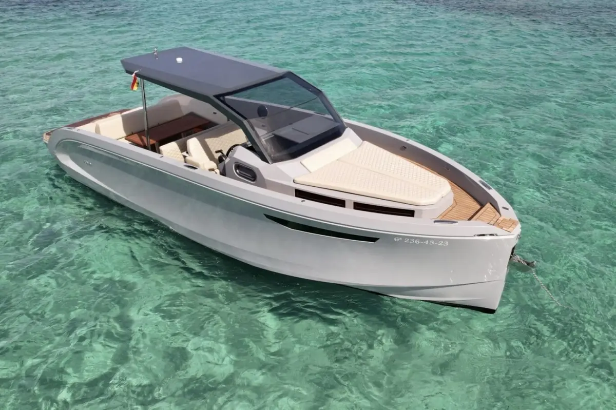 Rand Escape 30, exterior — Yacht Charter Saint-Tropez, Saint-Tropez. Rand Escape 30 — 9m