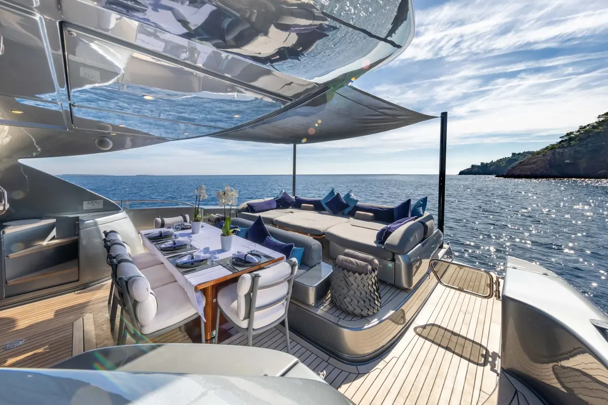 Riva 86 Domino, flybridge — Yacht Charter Saint-Tropez, Saint-Tropez. Riva 86 Domino — 26m