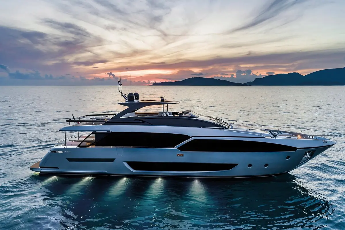 Riva 90, cubierta principal — Yacht Charter Saint-Tropez, Saint-Tropez. Riva 90 — 28.5m