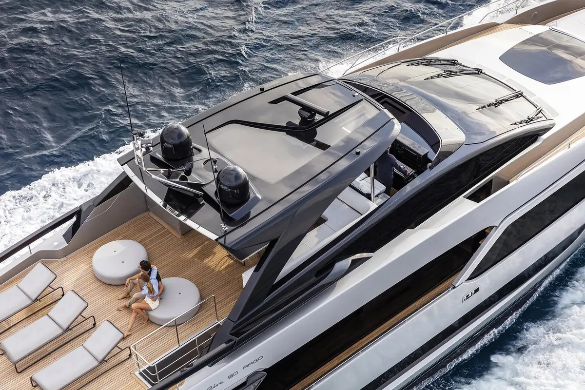 Riva 90, cubierta de popa — Yacht Charter Saint-Tropez, Saint-Tropez. Riva 90 — 28.5m