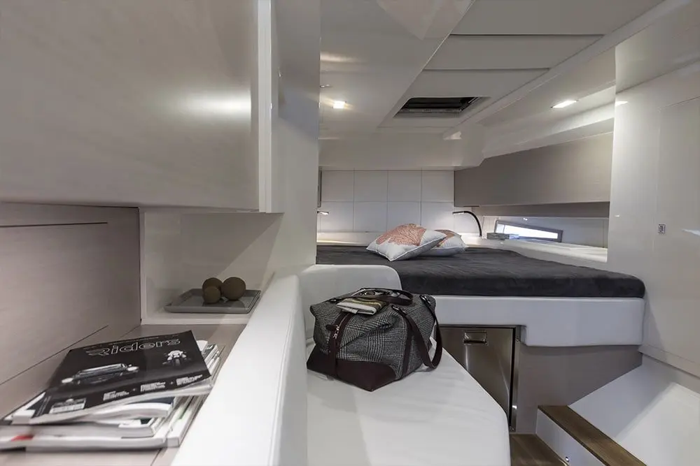 Sacs 47, camarote principal — Yacht Charter Saint-Tropez, Saint-Tropez. Sacs 47 — 14m
