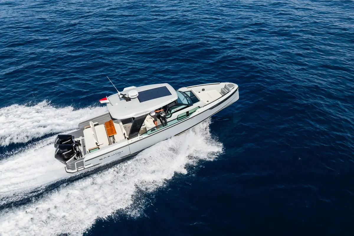 Saxdor 320, salon — Yacht Charter Saint-Tropez, Saint-Tropez. Saxdor 320 — 10m