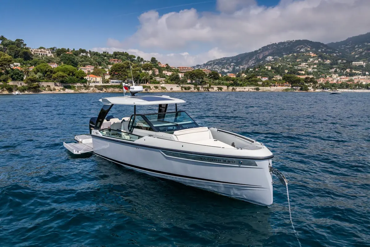 Saxdor 320, flybridge — Yacht Charter Saint-Tropez, Saint-Tropez. Saxdor 320 — 10m
