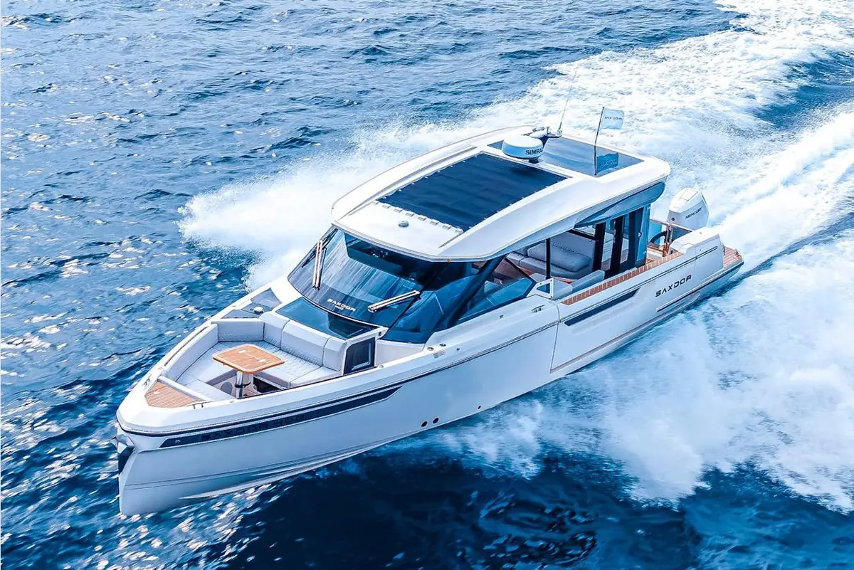 Saxdor 400 GTO, cubierta principal — Yacht Charter Saint-Tropez, Saint-Tropez. Saxdor 400 GTO — 12.4m