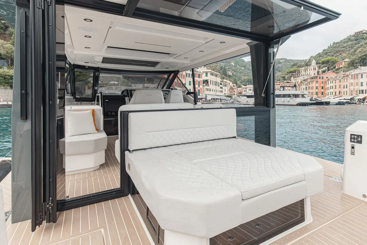 Saxdor 400 GTO, flybridge — Yacht Charter Saint-Tropez, Saint-Tropez. Saxdor 400 GTO — 12.4m
