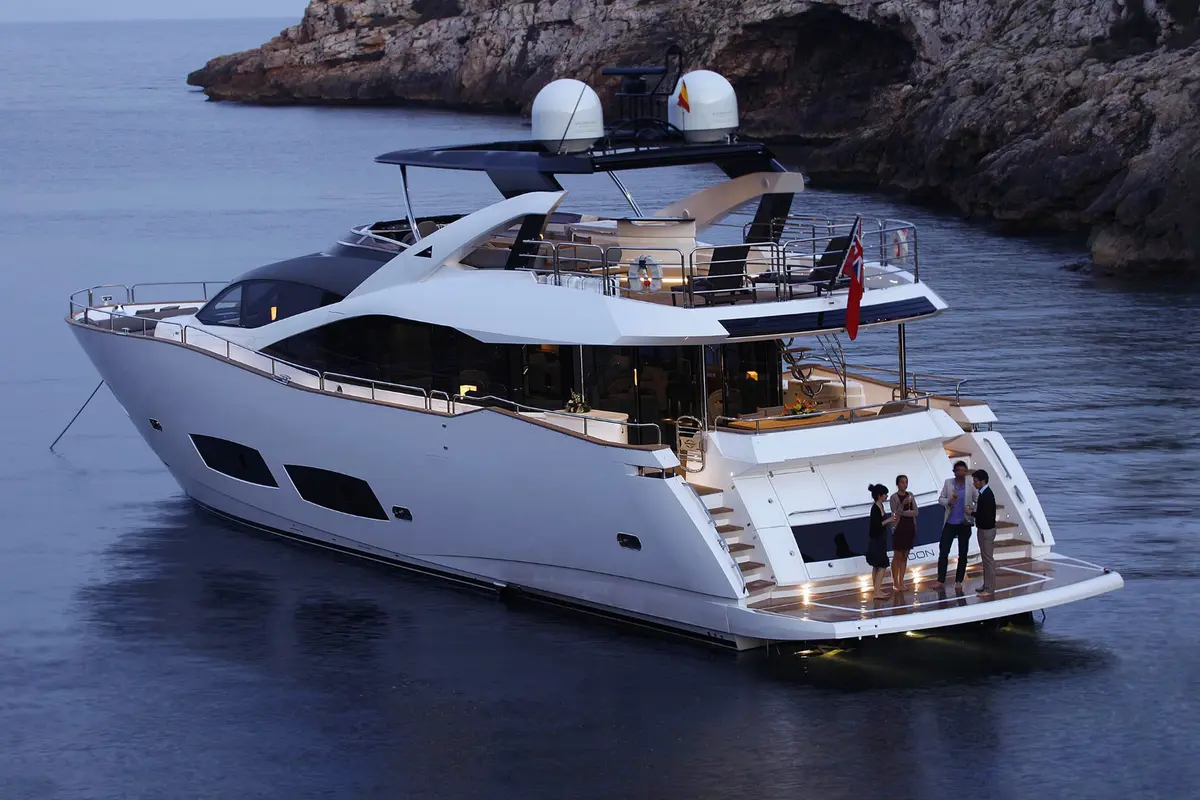 Sunseeker 28, main deck — Yacht Charter Saint-Tropez, Saint-Tropez. Wide decks and four cabins for a Gulf sunset