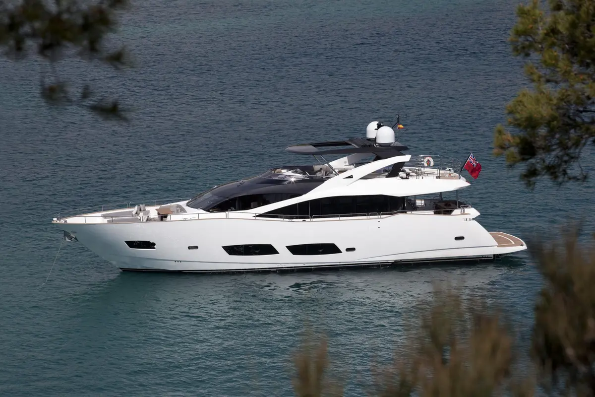 Sunseeker 28, aft deck — Yacht Charter Saint-Tropez, Saint-Tropez. Wide decks and four cabins for a Gulf sunset