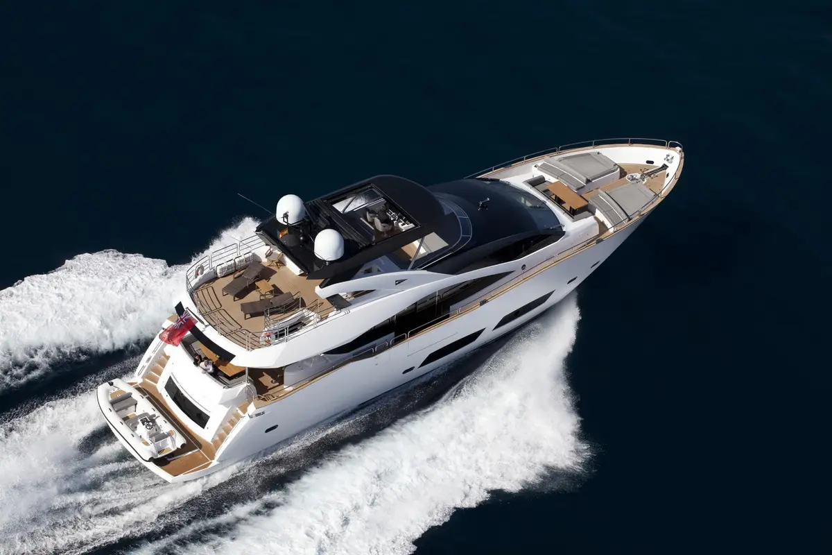 Sunseeker 28, salon — Yacht Charter Saint-Tropez, Saint-Tropez. Wide decks and four cabins for a Gulf sunset