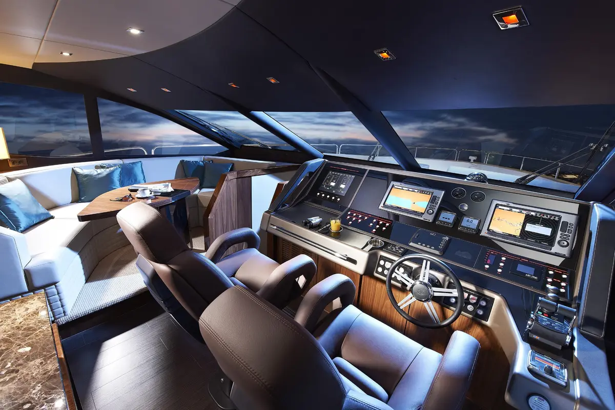 Sunseeker 28, master cabin — Yacht Charter Saint-Tropez, Saint-Tropez. Wide decks and four cabins for a Gulf sunset