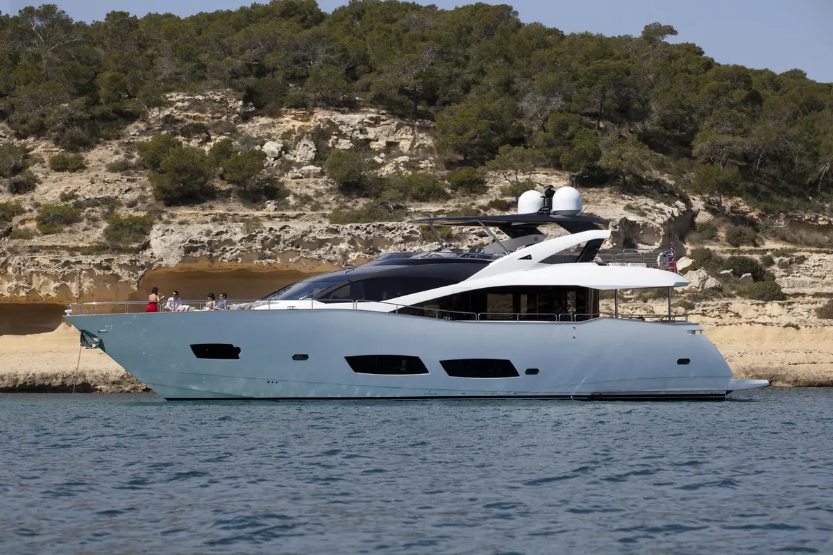 Sunseeker 28, flybridge — Yacht Charter Saint-Tropez, Saint-Tropez. Wide decks and four cabins for a Gulf sunset